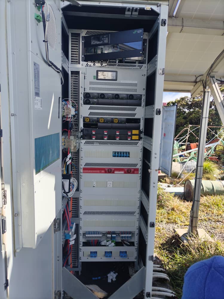 Outdoor battery cabinet